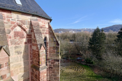 Blick vom Gerüst in den Kirchgarten, ganz hinten der Saarbrücker Ortsteil Eschberg