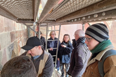 Hoher Besuch von der Deutschen Stiftung Denkmalschutz (DSD). Die laufenden Arbeiten werden besichtigt, und besprochen, sowie die neu geplanten erläutert. Die DSD unterstützt das Ev. Stift mit einem hohen Förderbetrag, wofür wir herzlich danken.